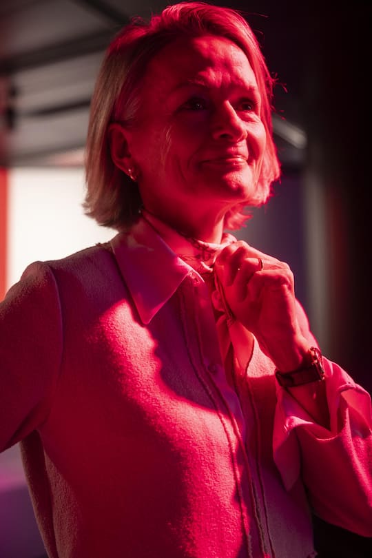 <p>In Wattwil SG aufgewachsen, studierte Andrea Gmür in Freiburg Anglizistik und Romanistik und war mehrere Jahre als Gymi-Lehrerin tätig. Nach acht Jahren im Luzerner Kantonsparlament wurde sie 2015 Nationalrätin. Seit 2019 sitzt die vierfache Mutter im Ständerat. Sie ist mit Ex-Helvetia-Chef Philipp Gmür verheiratet und lebt in Luzern.</p>