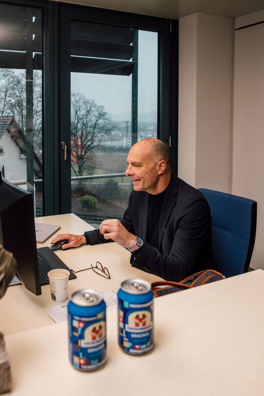 <p>Im Grossraumbüro herrscht freie Sitzwahl. Trotzdem getraut sich niemand, den Stammplatz des Chefs einzunehmen.</p>