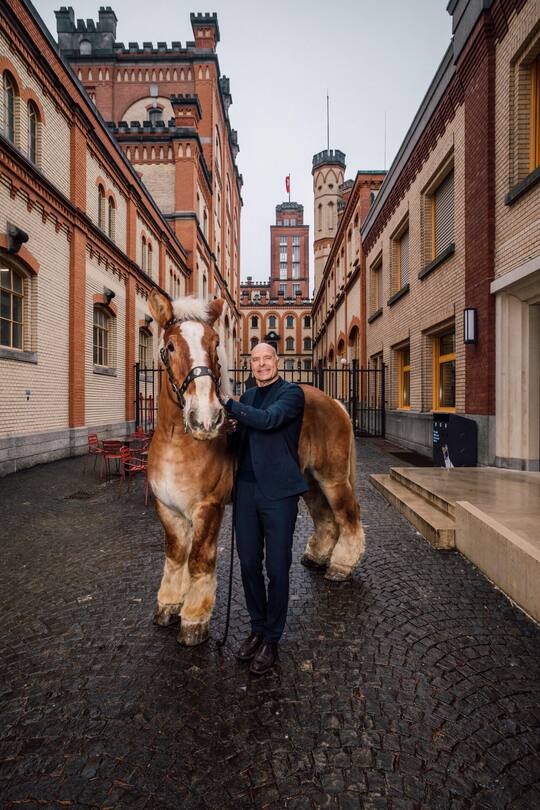 <p>Thomas Amstutz mit Brauereipferd Nico vor dem Turm des Feldschlösschen-Schlosses, der 43 Meter hoch ist.</p>