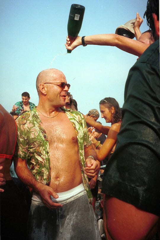 <p>Spritzig: In Saint-Tropez feierte der Star mit Freunden auch mal ausgelassene Champagnerfeten – wie hier im August 2000.</p>