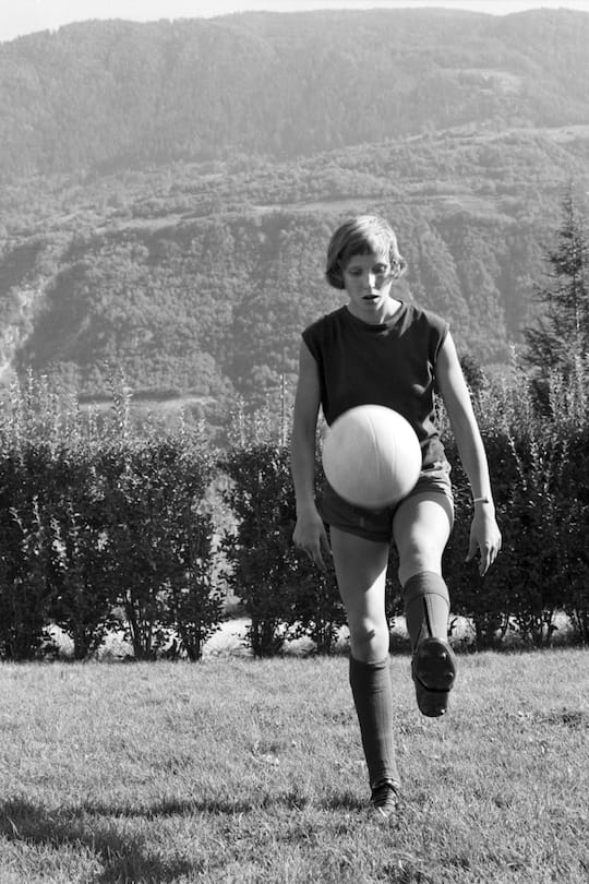 Die 12 jährige Madeleine Boll aus Granges bei Sion erhaelt als erste Fussballerin in der Schweiz die Lizenz vom Schweizerischen Fussballverband SFV, aufgenommen am 24. September 1965 in Sion. Sie spielt in der Juniorenequipe des FC Sion. (KEYSTONE/PHOTOPRESS-ARCHIV/Alain Gassmann)