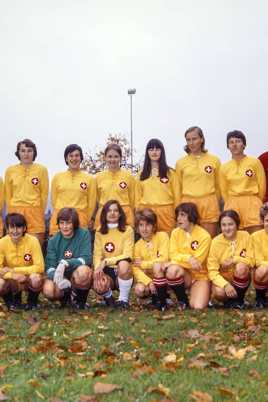 Das Team der Schweizerinnen im Laenderspiel der Frauen Schweiz gegen Oesterreich vor dem Spiel, aufgenommen am 8. November 1970 in Schaffhausen. Die Schweizerinnen gewinnen das Spiel mit 9:0. (KEYSTONE/PHOTOPRESS-ARCHIV/Grunder)