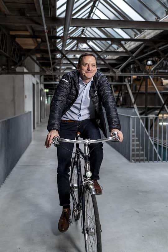 <p>Die Denkfabrik Avenir Suisse hat ihre Büros in der ehemaligen Giessereihalle Puls 5 in Zürich. «Beim Velofahren kriege ich den Kopf frei», sagt Direktor Jürg Müller.</p>