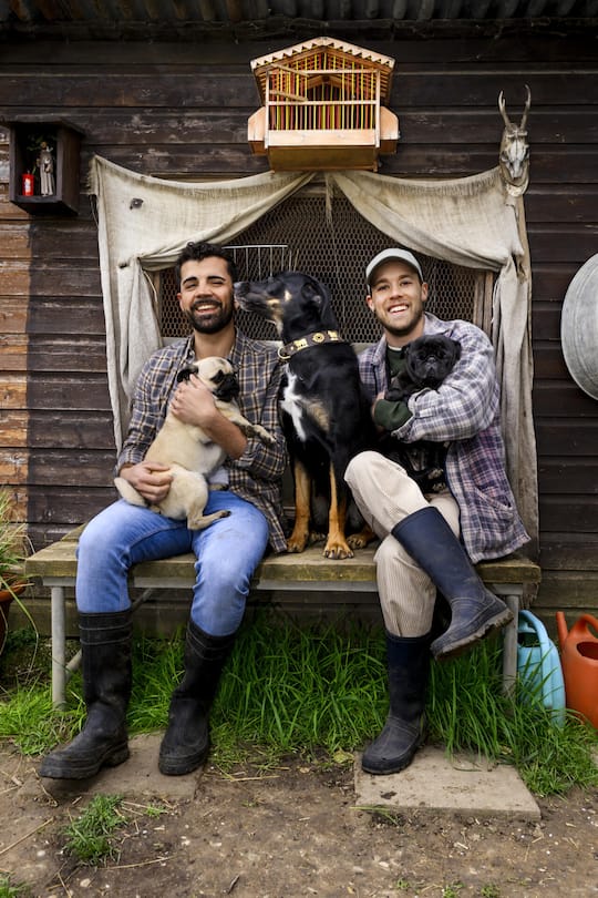 <p>Mattia Tudisco (links) und Jason Brügger sammeln für den grossen Lebenstraum. Auch im Bild: Die Hunde Bombo, Tosca und Lotta (v. l.).</p>