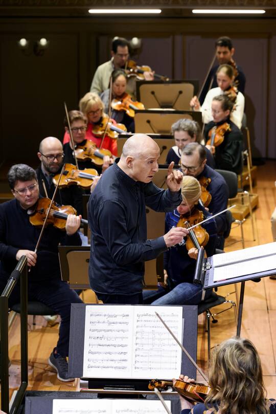 <p>Paavo Järvi beim Proben von neuen Werken in der Tonhalle Zürich.</p>