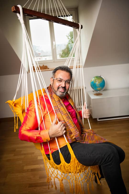 Nik Gugger, Nationalrat , EVP, zu Hause in seinem Restaurant in Winterthur, mit Ehefrau Beatrice Gugger-Josi, 9. Februar 2024