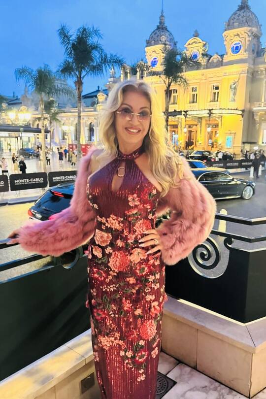 Millionärsgattin Carmen Geiss posiert im Rahmen des «Butterfly Ball» in Monaco im Pelz-Bolero.