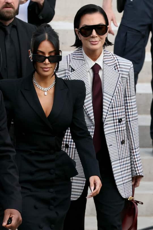 Nein, die Frau rechts neben Kim Kardashian ist nicht ihr Double, sondern ihre Mutter Kris Jenner.