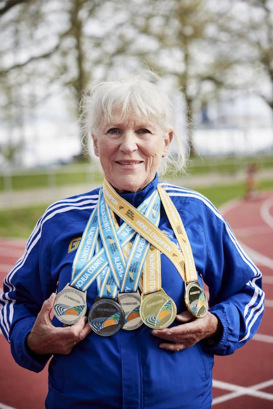 Zweimal Gold, dreimal Silber: Margaritha Dähler-Stettler posiert mit <br /> ihrer Ausbeute von der Masters-Hallen-WM.