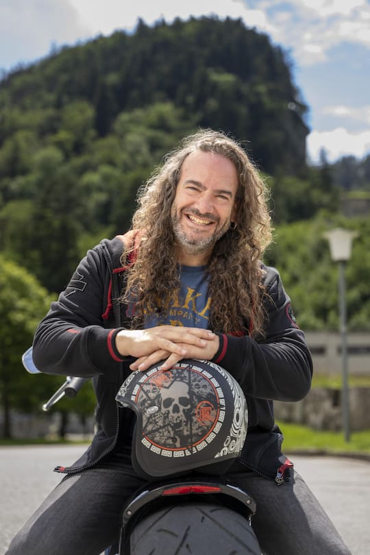 <p>Schon als Teenager träumte Thomas Graf vom Rockstarleben. Seine Vorbilder? AC/DC und Kiss. Neben seiner Band Megawatt ist der zweifache Vater als Lehrlingsbetreuer in einem Industriebetrieb tätig.</p>