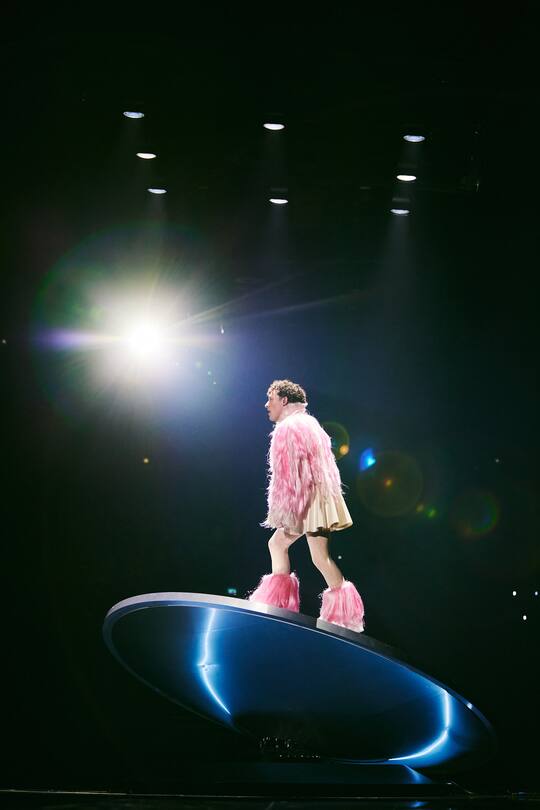 Für den Auftritt am ESC in Malmö wurde zuerst dieses flauschige Outfit entworfen. Nach viel Kritik wurde es ausgewechselt.