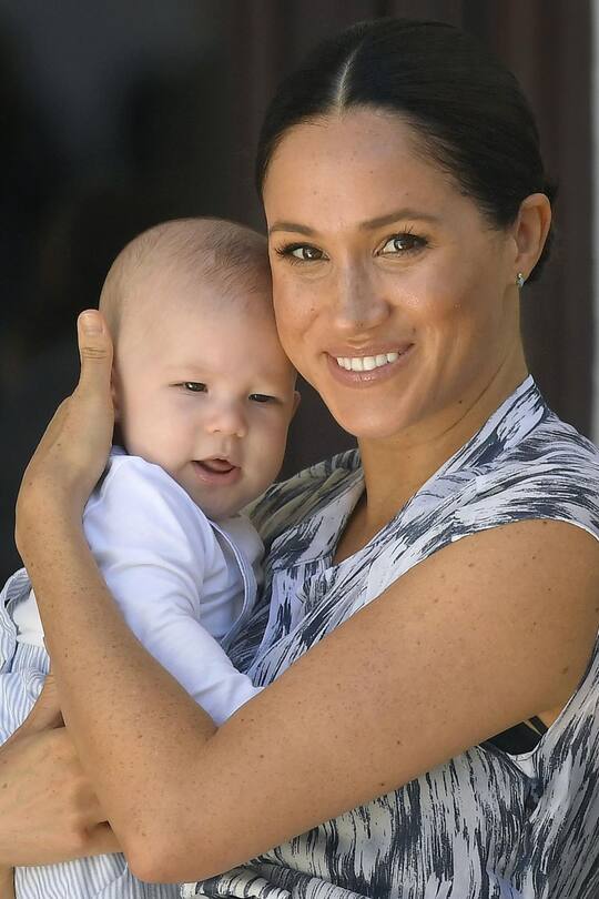 Prince Harry, Duke of Sussex, Meghan Markle, Duchess of Sussex, and their baby son Archie meet Archbishop Desmond Tutu at the Desmond & Leah Tutu Legacy Foundation, Cape Town, South Africa, on the 25th September 2019. //GEORGEROGERS_ROGER011389/1909251454/Credit:Pool/George Rogers/SIPA/1909251455 (FOTO: DUKAS/SIPA)