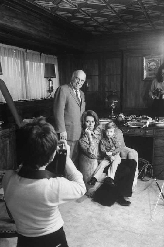 Producer Carlo Ponti (2L), his wife, actress Sophia Loren (2R) & their son Edoardo getting their photograph taken. (Photo by Alfred Eisenstaedt/The LIFE Picture Collection via Getty Images)