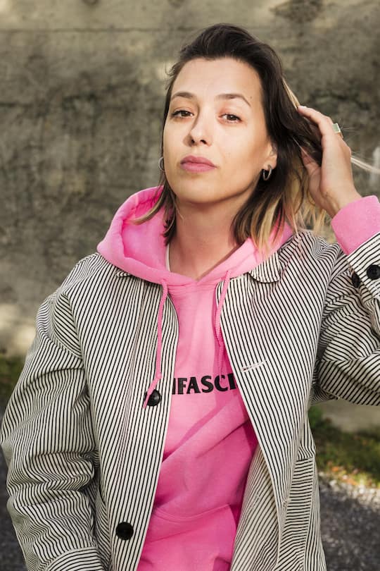 <p>Lisa Christ gehört zu den erfolgreichsten Satirikerinnen der Schweiz. Die Autorin, Kabarettistin und ehemalige SRF-Comedy-Moderatorin wurde 2025 mit dem Salzburger Stier ausgezeichnet.</p>