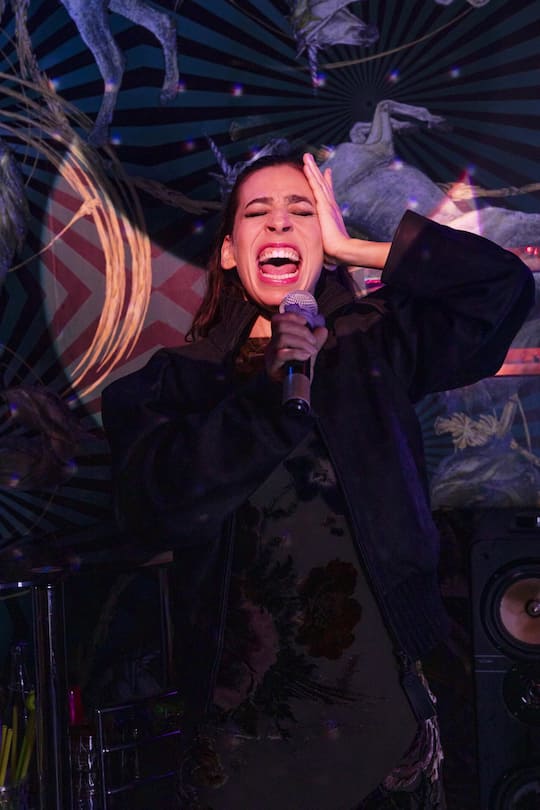 <p>Carol im «La Isla Bonita» Louis Vuitton Lederblouson, CHF 4500.–, Pannesamtkleid aus Seide, CHF 5800.–</p>