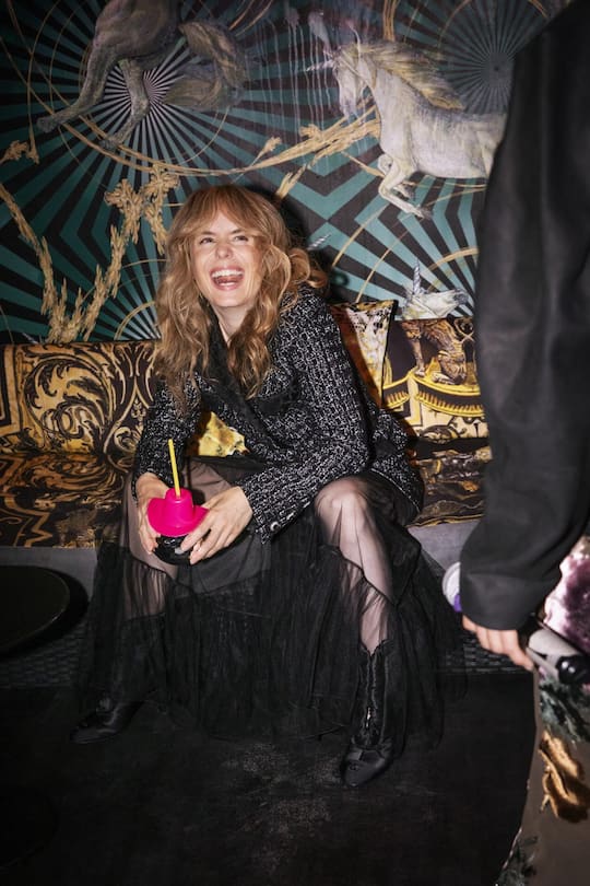 <p>Anna in der Karaokebar KTVSING Chanel Lange Tweedjacke, Seidentüllrock, Satinstiefeletten, Preis auf Anfrage Falke Strumpfhosen, CHF 33.–</p>