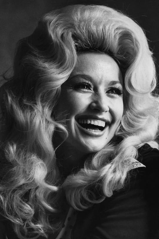 <p>Wahnsinnsfrisur, grandiose Stimme, einzigartiges Auftreten: Dolly Parton begeistert gleichermassen als Grande Dame der Countrymusik wie auch als Schauspielerin – inklusive Ehren-Oscar.</p>