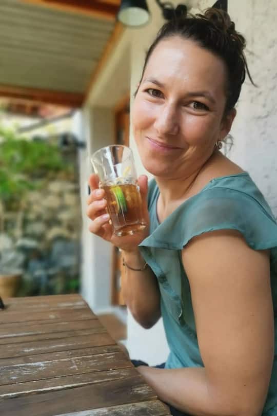 Wendy Holdener geniesst den Sommer mit einem kühlen Eistee.