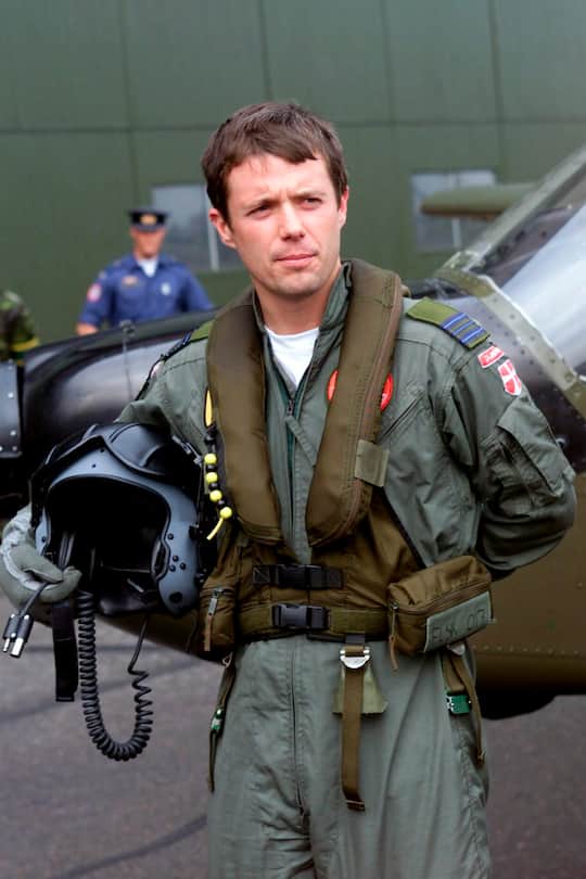 Crown Prince Frederik at Karup Air Base Wednesday. 6. September 2000, when he talked about his five-week pilot training. Karup Karup