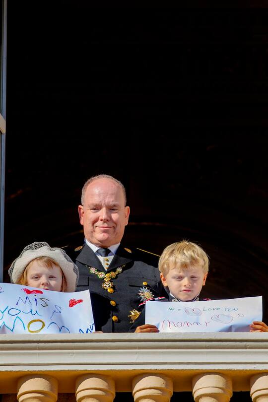 Prince Albert II, Prince Jacques and Princess Gabriella of Monaco at the Princely Palace in Monaco-Ville, on November 19, 2021, on the occasion of the celebration of Monacos National Day Zuzuordnender Autorenvermerk: OHWOW Copyright: OHWOW Medien GmbH â www.ohwow.de Kontakt: info@ohwow.de Telefon: +49 (0)30 516958590