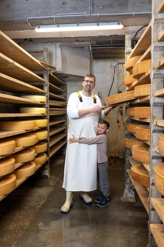 <p>Im Reich des Käse-Weltmeisters: Pius Hitz mit Sohn Lionel. Gegen 5000 Konkurrenten aus 45 Ländern wurde der Greyerzer von Pius Hitz zum Besten der Welt erkoren. Seitdem erlebt die Käserei im Gantrischgebiet internationale Aufmerksamkeit.</p>