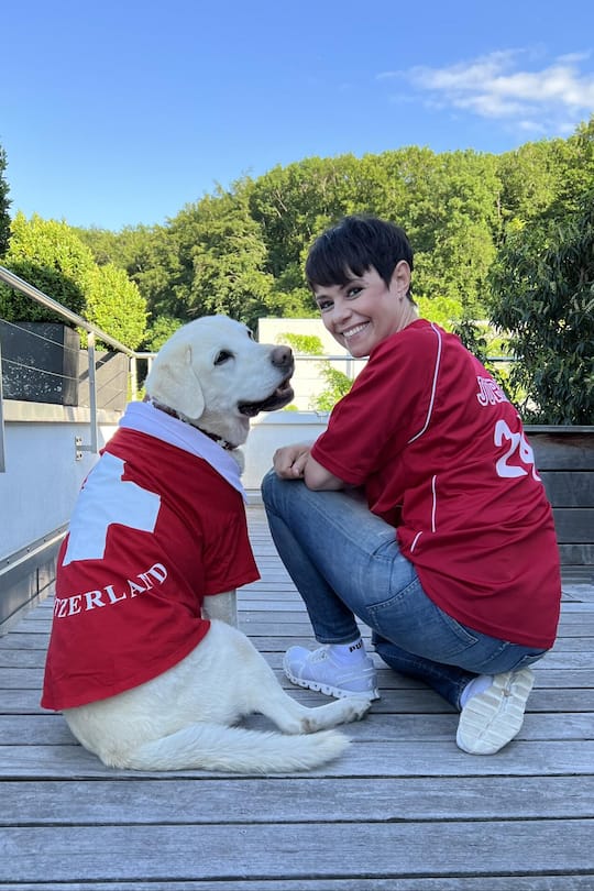 Francine Jordi mit ihrem Hund im WM-Fieber