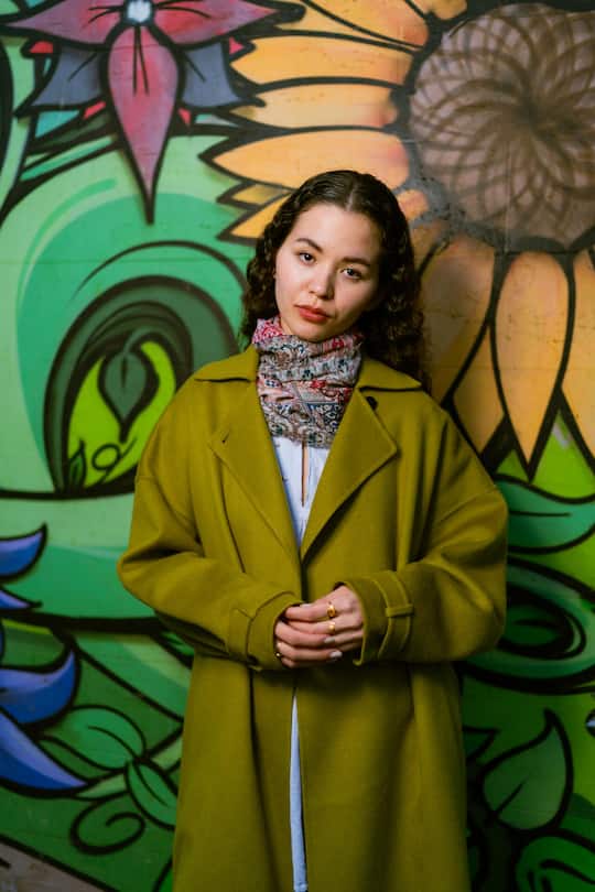 Mahbube Ibrahimi vor einer Wandbemalung in der Nähe ihres Zuhauses. Ihr Hilfsprojekt heisst Wild Flower, wilde Blume.