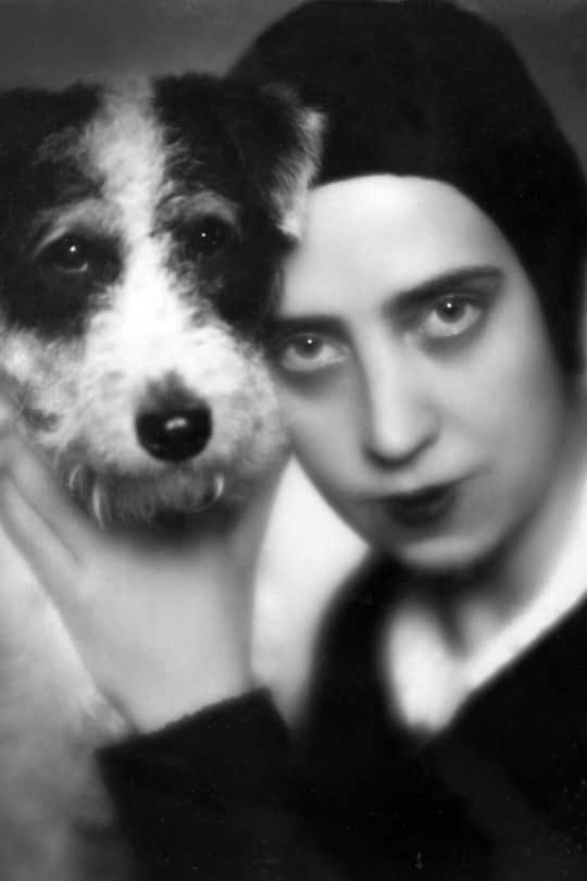 Elsa Schiaparelli um 1920. Sie lebte mit ihrem Mann, Graf Wilhelm de Wendt de Kerlor, in New York und verkehrte in Surrealisten-Kreisen.