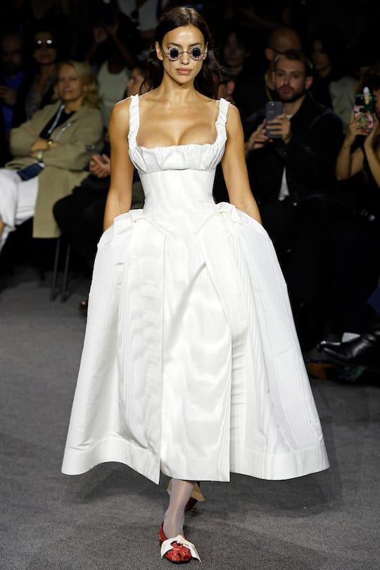 Irina Shayk in einem Milkmaid-Sundress bei der Andreas Kronthaler for Vivienne Westwood Fashion Show für die Frühjahrs- und Sommermode 2024.