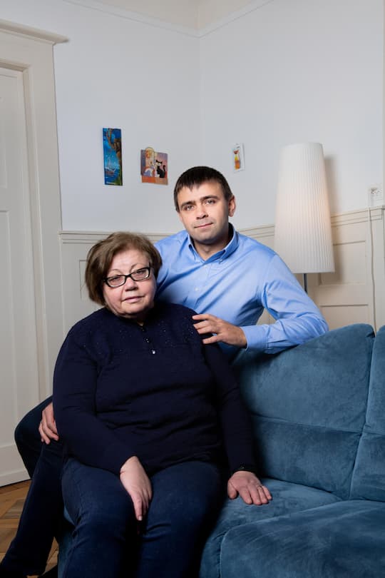 ETH-Professor Maksym Kovalenko, 40, Ukraine-Krieg, hat Mutter und Schwiegermutter abgeholt , zu Hause in Zürich, mit seiner Mutter Natalia Hazabadhiy, 64, 1. März 2022, Zürich