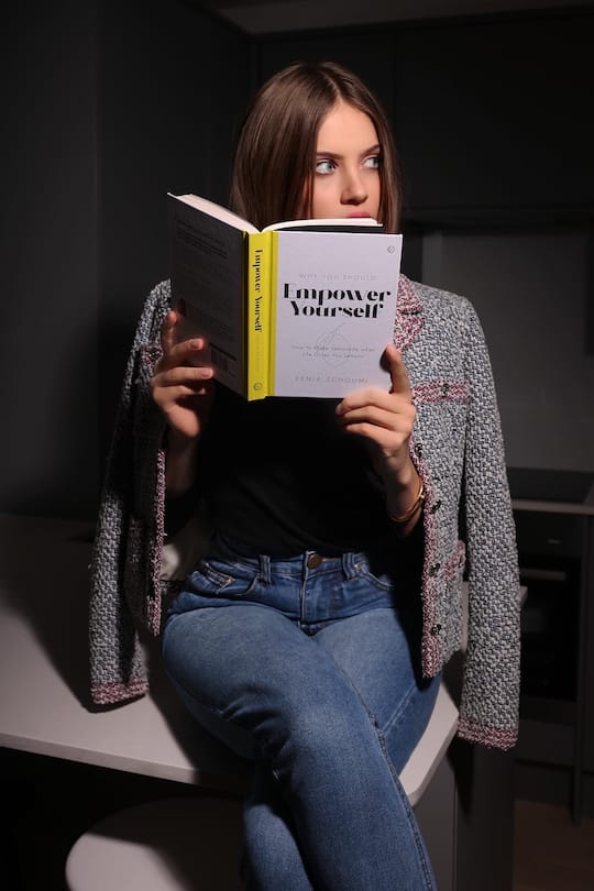 Xenia Tchoumi mit ihrem Ratgeber Empower yourself