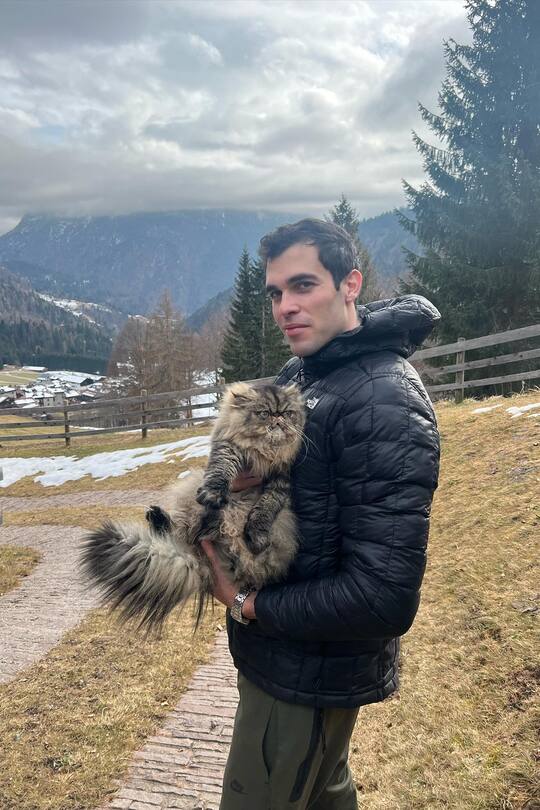 Goffredo Cerza übt mit einer Katze das Papisein