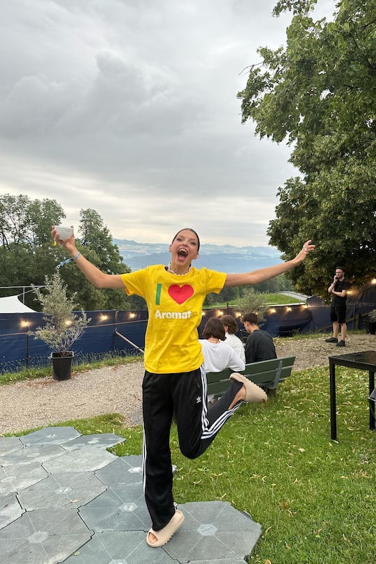 Auch Schweizer Produkt-Klassiker scheinen es Nina Chuba angetan zu haben.