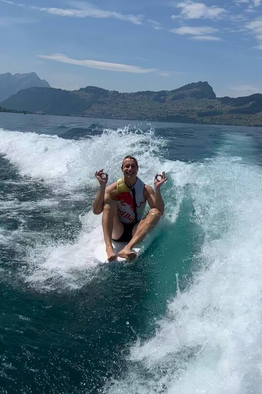 Marco Odermatt meditiert auf dem Wasser.