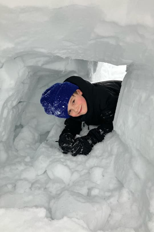 Prinz Oscar baute an seinem Geburtstag ein Iglu.