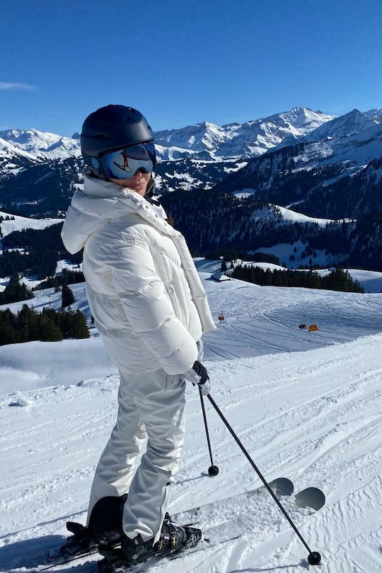 Während ihr Ehemann chillt, zieht es Ayda Field auf die Skipiste.