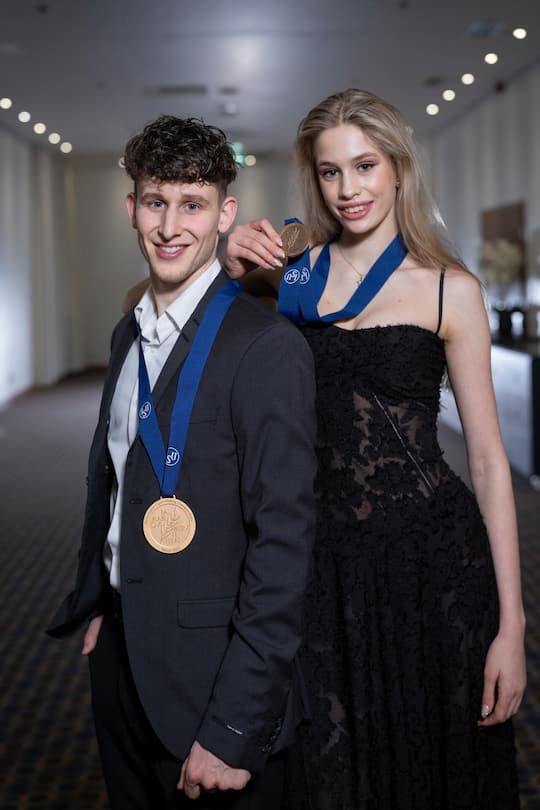 Kimmy Repond holt sich den dritten Platz im Kurzprogramm. Schaffhauser Lukas Britschgi ist Europameister.