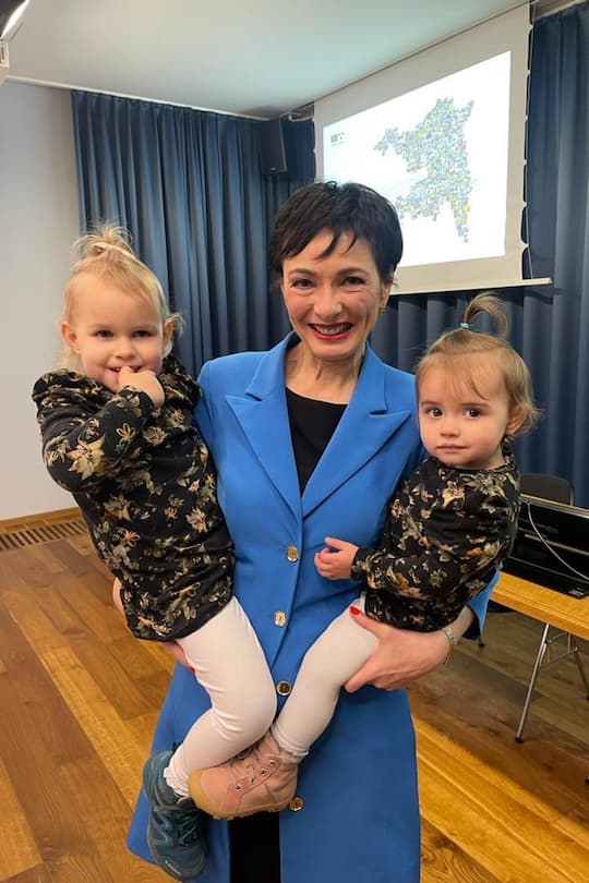 <p>Meine Familie: Für meine Enkelkinder kaufe ich gern Kleidchen. Das sind meine Enkelinnen Julie und Emilie. Das Bild ist entstanden, als ich zur Ständerätin gewählt wurde.</p>