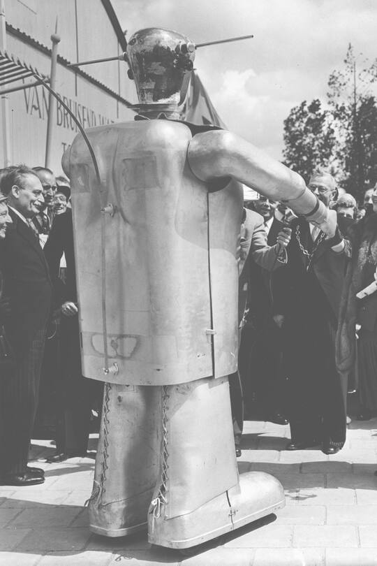 Am 2. Juli 1955 eröffnet die niederländische Königin Juliana die Hundertjahrfeier des Haarlemmermeers in Hoofddorp. Sabor uÌbergibt ihr Blumen. Mit dabei ist auch Ministerpräsident Willem Drees. Privatarchiv Remo Huber