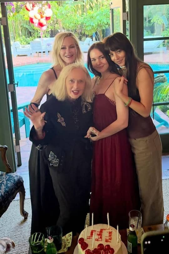 <p>Clan von starken Filmfrauen: Melanie Griffith, Tippi Hedren, Regisseurin und Schwester Stella Banderas, Dakota Johnson (v. l.).</p>