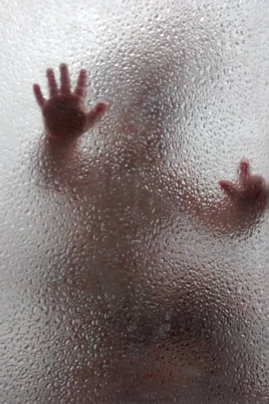 Kind in der Luftfeuchtigkeit