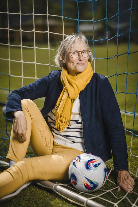 Madeleine Boll auf dem nach ihr benannten Fussballplatz in Granges VS. Den Platz hat ihr Vater Jean 1968 gebaut.
