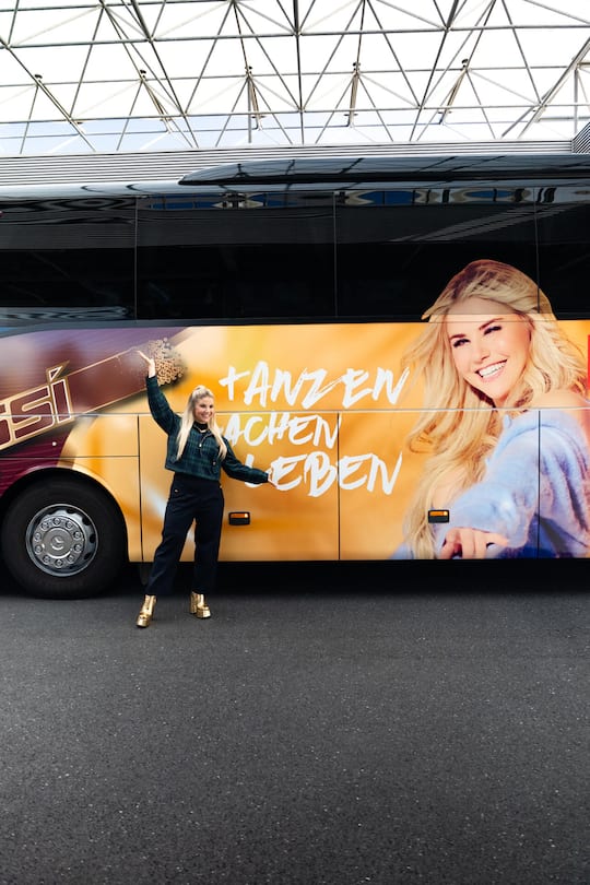 <p>Beatrice Egli kurvt nun auch auf einem Car durch die Schweiz.</p>