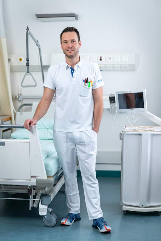 Der Fruehere Radiomoderator Patrick Haessig hat sich auf dem Zweiten Bildungsweg zum Pfleger ausbilden lassen und arbeitet nun im Waid Spital in Zuerich. Bild © Remo Naegeli