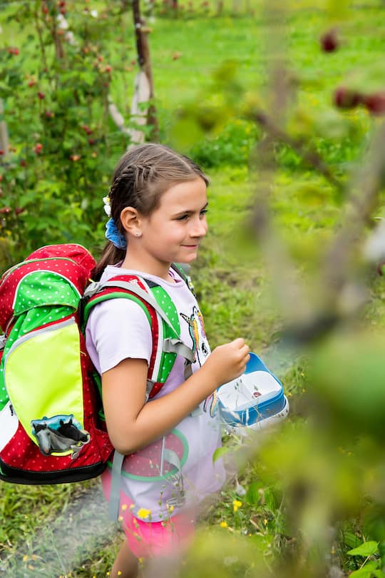 Heimweh-Saenger Daniel Arnold, zu Hause mit seiner Familie, Sarah kommt in die 1. Klasse, mit Ehefrau Maria und Kinder Anna Sophia (älteste), Sarah (mittlere) und Elena (jüngste), Schattdorf UR, 5. Juli 2022