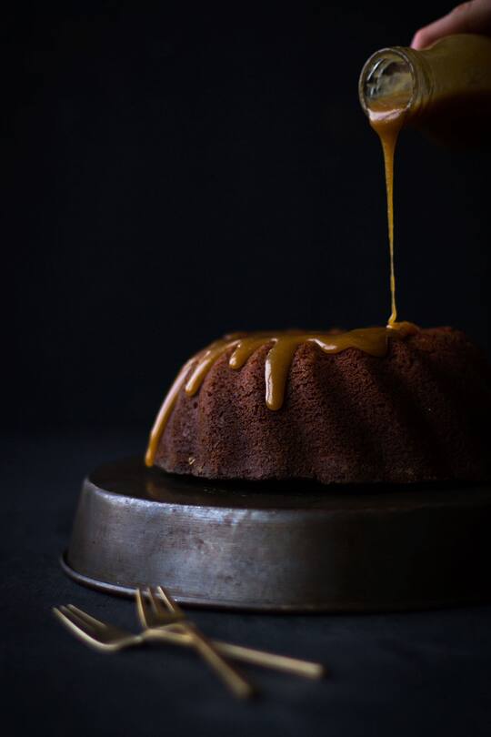 Dattel Safran Gugelhupf mit Caramelsauce