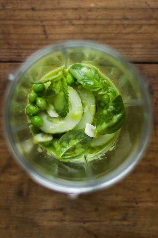 Erbsengazpacho mit Gurke, Minze und Basilikum