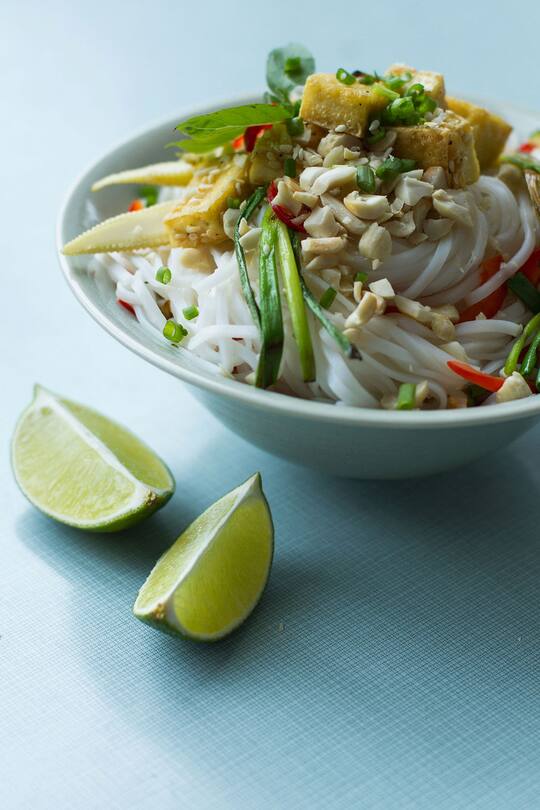 Glasnudelsalat mit Sesam-Tofu und Kokosmilch
