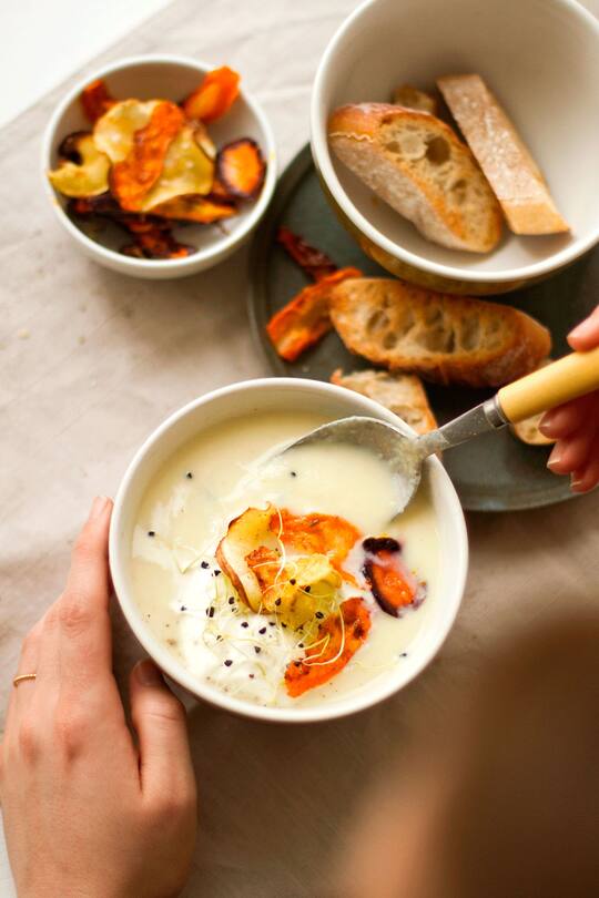 Pastinakensuppe mit Rüeblichips