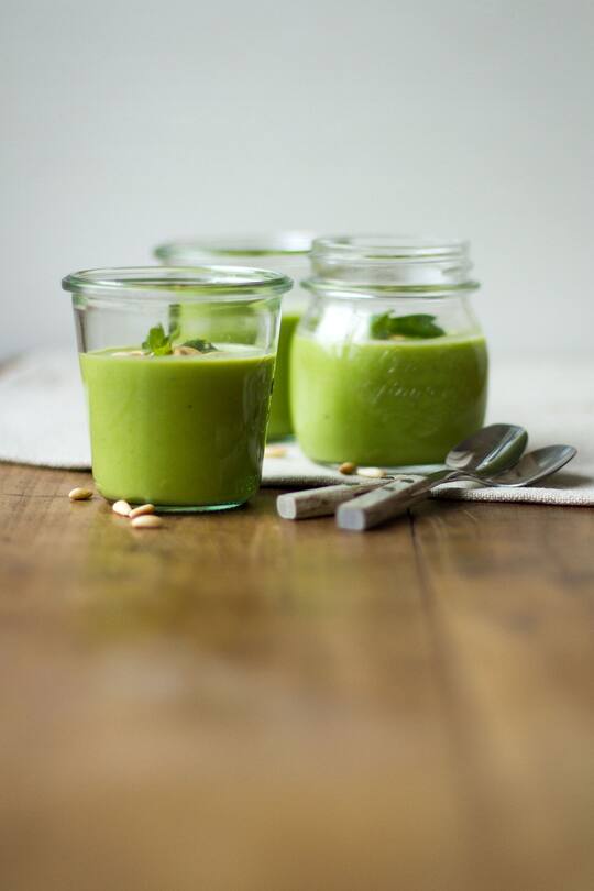 Erbsengazpacho mit Gurke, Minze und Basilikum